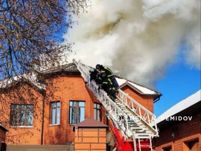 В Белгороде после атаки дрона начался пожар