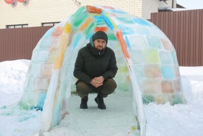 Старооскольская семья построила во дворе иглу из цветного льда