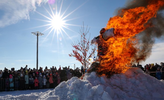 Блины под бой подушками. Как в Яблоновской крепости провожали зиму с огнём и хороводом