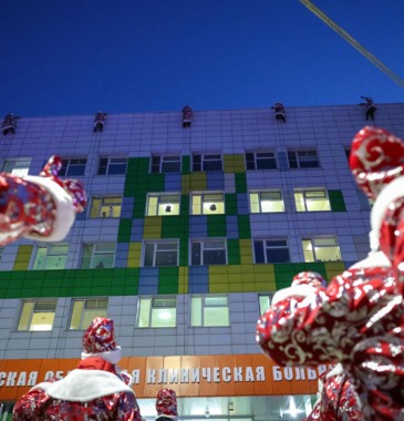 Деды Морозы устроили сюрприз на высоте для пациентов детской областной больницы в Белгороде