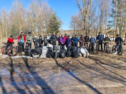 «Будем делать добрые дела от себя». Как велосипедисты решили прибраться на белгородском пляже и что они там нашли