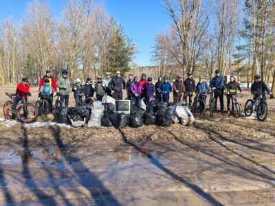 «Будем делать добрые дела от себя». Как велосипедисты решили прибраться на белгородском пляже и что они там нашли