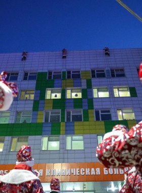 Деды Морозы устроили сюрприз на высоте для пациентов детской областной больницы в Белгороде