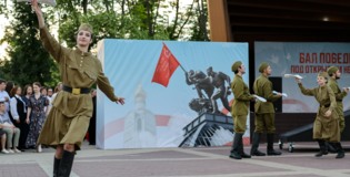 В Белгороде провели бал Победы