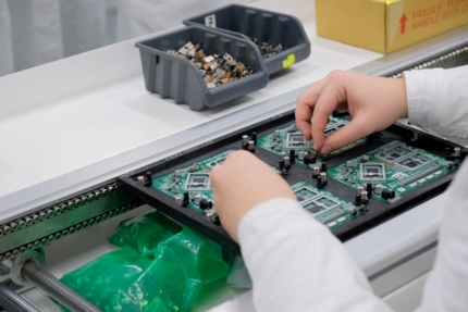 «Справится любая домохозяйка». Белгородские журналисты узнали, как в России производят Wi-Fi роутеры