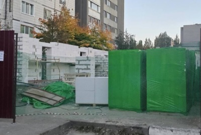 В Губкине возобновился спор о стройке в семи метрах от жилого дома
